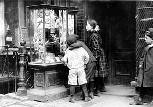 Christmas_Shopping,_1910
